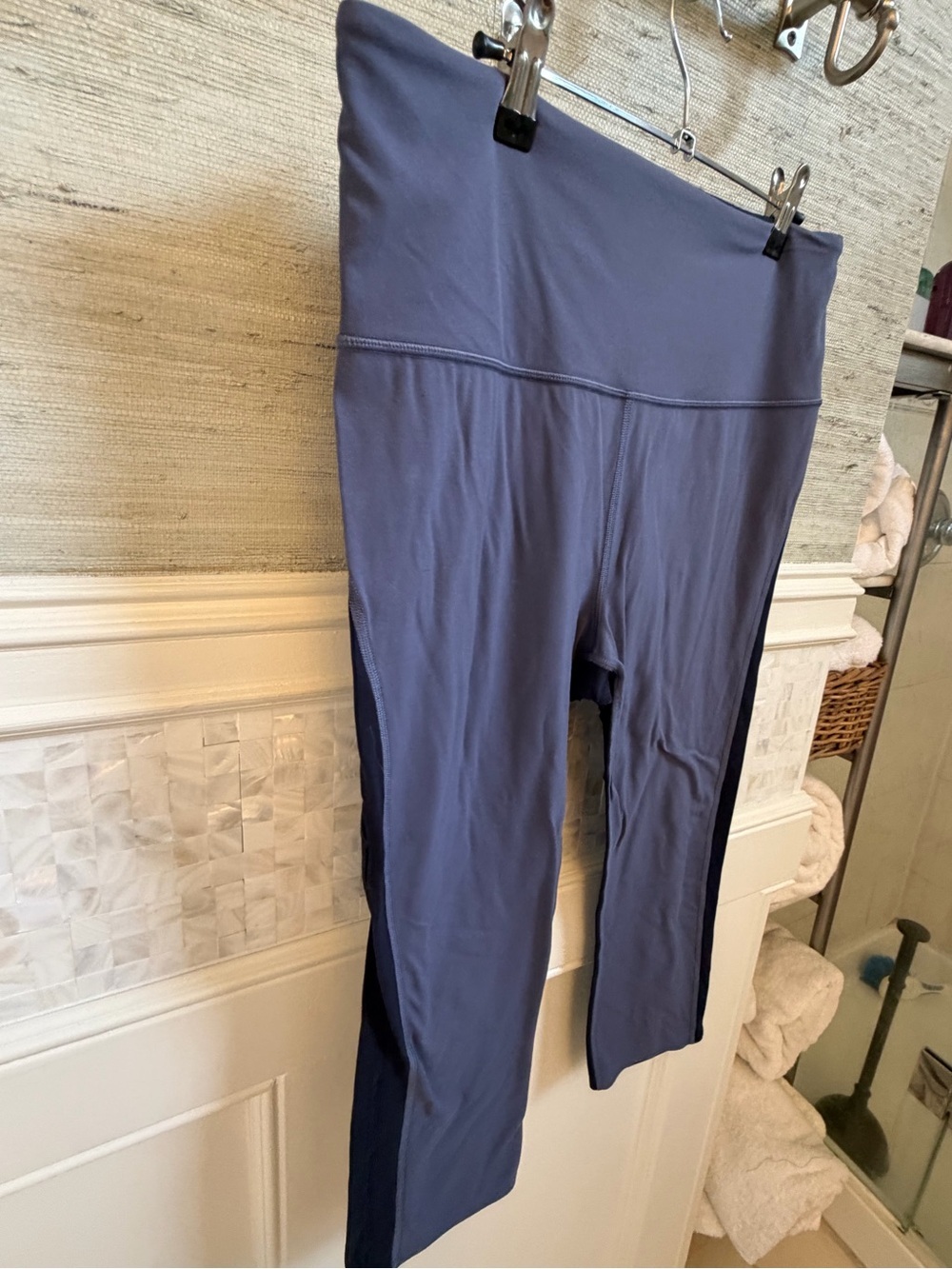Large Athleta horizon scallop Capri leggings stormy sky Navy light blue cutout - Picture 8 of 10
